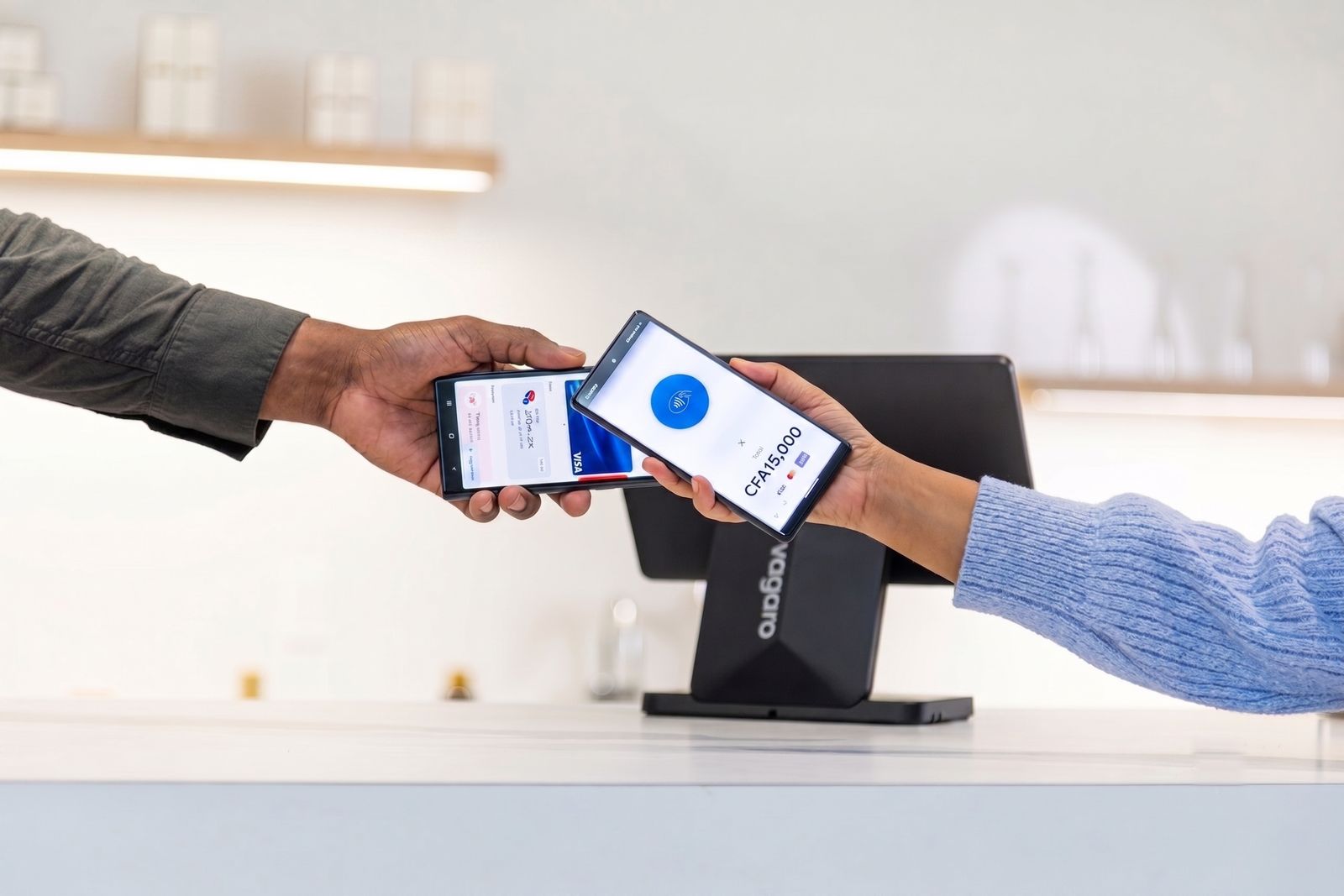 Un acheteur règle 15 000 FCFA en approchant son téléphone de celui du vendeur